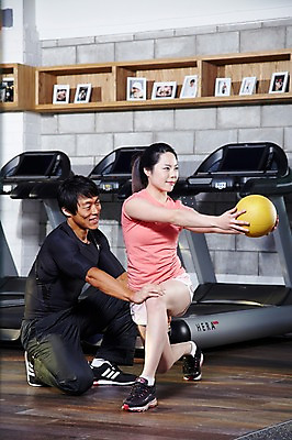 포토 JPG 전신 라이프스타일 여자 남자 포즈 운동화 몸매관리 공 실내 건강 서기 미소 웃음 들기 사람 동양인 20대 성인 두명 운동복 운동 건강관리 운동기구 헬스 헬스장 한국인 구부린 목표 무릎꿇기 연습 트레이너 헬스동작 열정 런닝머신 개인지도 자세교정 메디슨볼 메디슨볼운동 청년만 성인만 국내포토 옷 감정 신발 컨셉 다이어트 모션 표정 관리 인종 청년 내부 생활 파일형식
