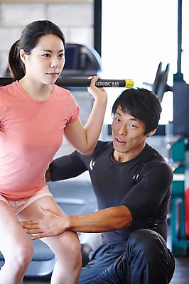 포토 JPG 라이프스타일 여자 남자 포즈 몸매관리 실내 건강 서기 들기 사람 동양인 20대 성인 두명 아웃포커스 운동복 운동 건강관리 운동기구 헬스 헬스장 한국인 구부린 목표 연습 트레이너 헬스동작 열정 런닝머신 개인지도 자세교정 에어로빅바 청년만 성인만 국내포토 옷 감정 컨셉 다이어트 모션 촬영기법 관리 인종 청년 내부 생활 파일형식