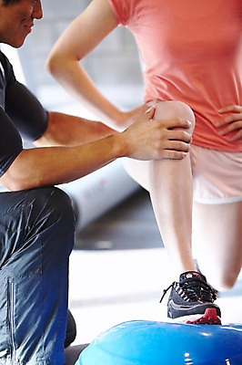 포토 JPG 라이프스타일 여자 남자 포즈 운동화 신체 몸매관리 실내 건강 서기 사람 20대 성인 두명 앞모습 아웃포커스 신체부위 운동복 운동 건강관리 운동기구 헬스 스트레칭 헬스장 다리 짐볼 구부린 목표 연습 트레이너 헬스동작 열정 체조 개인지도 자세교정 청년만 성인만 국내포토 옷 감정 뷰포인트 신발 컨셉 다이어트 모션 촬영기법 관리 청년 내부 생활 파일형식