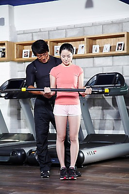 포토 JPG 전신 라이프스타일 여자 남자 포즈 운동화 몸매관리 실내 건강 서기 들기 사람 동양인 20대 성인 두명 앞모습 운동복 운동 건강관리 운동기구 헬스 헬스장 한국인 목표 연습 트레이너 헬스동작 열정 런닝머신 개인지도 자세교정 에어로빅바 청년만 성인만 국내포토 옷 감정 뷰포인트 신발 컨셉 다이어트 모션 관리 인종 청년 내부 생활 파일형식