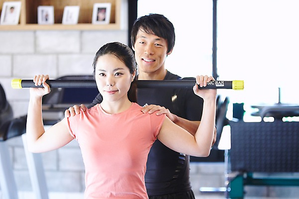 포토 JPG 라이프스타일 여자 남자 포즈 몸매관리 실내 건강 미소 웃음 들기 사람 동양인 상반신 20대 성인 두명 앞모습 아웃포커스 운동복 운동 건강관리 운동기구 헬스 헬스장 한국인 목표 연습 트레이너 헬스동작 열정 런닝머신 개인지도 자세교정 에어로빅바 청년만 성인만 국내포토 옷 감정 뷰포인트 컨셉 다이어트 모션 촬영기법 표정 관리 인종 청년 내부 생활 파일형식