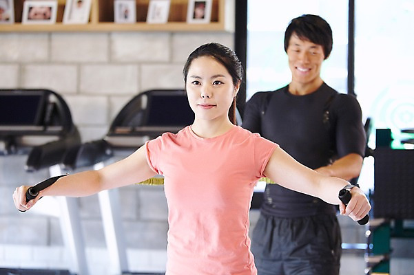 포토 JPG 라이프스타일 여자 남자 포즈 몸매관리 팔벌리기 실내 건강 서기 미소 웃음 들기 사람 동양인 상반신 20대 성인 두명 앞모습 아웃포커스 운동복 운동 건강관리 운동기구 헬스 힘 헬스장 한국인 당기기 목표 웨이트트레이닝 연습 트레이너 헬스동작 열정 런닝머신 개인지도 자세교정 튜빙밴드 청년만 성인만 국내포토 옷 감정 뷰포인트 컨셉 다이어트 모션 촬영기법 표정 관리 인종 청년 내부 생활 파일형식