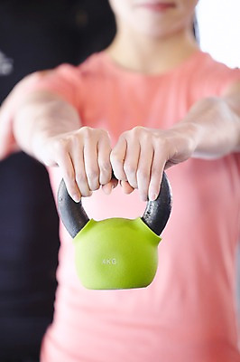 포토 JPG 라이프스타일 손 여자 포즈 신체 몸매관리 실내 건강 한명 들기 사람 상반신 20대 성인 앞모습 아웃포커스 신체부위 운동복 운동 건강관리 운동기구 헬스 아령 헬스장 목표 연습 헬스동작 열정 케틀벨 케틀벨운동 청년만 성인한명만 성인만 국내포토 1 옷 감정 뷰포인트 컨셉 다이어트 모션 촬영기법 관리 청년 내부 생활 파일형식