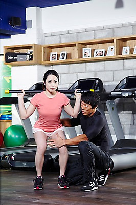 포토 JPG 전신 라이프스타일 여자 남자 포즈 운동화 몸매관리 실내 건강 서기 들기 사람 동양인 20대 성인 두명 앞모습 운동복 운동 건강관리 운동기구 헬스 헬스장 한국인 짐볼 구부린 목표 연습 트레이너 헬스동작 열정 런닝머신 개인지도 자세교정 에어로빅바 청년만 성인만 국내포토 옷 감정 뷰포인트 신발 컨셉 다이어트 모션 관리 인종 청년 내부 생활 파일형식