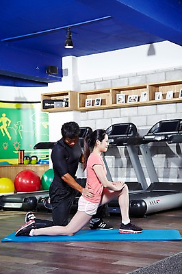 포토 JPG 전신 라이프스타일 여자 남자 포즈 운동화 몸매관리 실내 건강 사람 동양인 20대 성인 두명 옆모습 운동복 운동 건강관리 운동기구 헬스 스트레칭 헬스장 한국인 매트 짐볼 구부린 목표 무릎꿇기 연습 트레이너 헬스동작 열정 런닝머신 체조 개인지도 자세교정 청년만 성인만 국내포토 옷 감정 뷰포인트 신발 컨셉 다이어트 모션 관리 인종 청년 내부 생활 파일형식