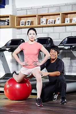 포토 JPG 전신 라이프스타일 여자 남자 허리손 포즈 운동화 몸매관리 공 실내 건강 서기 미소 웃음 사람 동양인 20대 성인 두명 앞모습 운동복 운동 건강관리 운동기구 헬스 헬스장 한국인 짐볼 구부린 목표 무릎꿇기 연습 트레이너 헬스동작 열정 런닝머신 개인지도 자세교정 청년만 성인만 국내포토 옷 감정 뷰포인트 신발 컨셉 다이어트 모션 표정 관리 인종 청년 내부 생활 파일형식