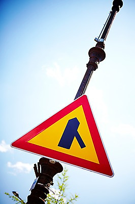 포토 JPG 주간 구름 기호 로우앵글 하늘 안내 알림판 사람없음 야외 표지판 지시 주위 교통표지 명령 우합류도로 국내포토 자연요소 문자 도로 뷰포인트 교통 모션 파일형식