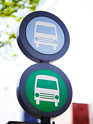 포토 JPG 주간 기호 컬러 하늘색 버스 안내 알림판 근접촬영 사람없음 야외 아웃포커스 초록색 표지판 역 버스정류장 지시 교통표지 명령 국내포토 자연요소 문자 육상교통 뷰포인트 교통 교통시설 모션 대중교통 촬영기법 파란색 파일형식