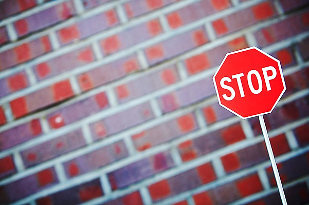 포토 JPG 주간 기호 벽 벽돌 안내 돌담 알림판 사람없음 야외 아웃포커스 담장 금지 표지판 정지 지시 주위 벽돌담 교통표지 명령 국내포토 자연요소 문자 교통 모션 촬영기법 돌_바위 파일형식