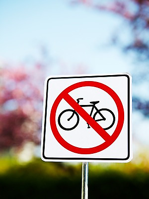 포토 JPG 주간 나무 식물 기호 컬러 안내 알림판 사람없음 야외 아웃포커스 빨간색 자전거 금지 표지판 지시 주위 교통표지 명령 자전거통행금지 진입금지 통행금지 국내포토 자연요소 문자 교통 모션 촬영기법 바이크 파일형식