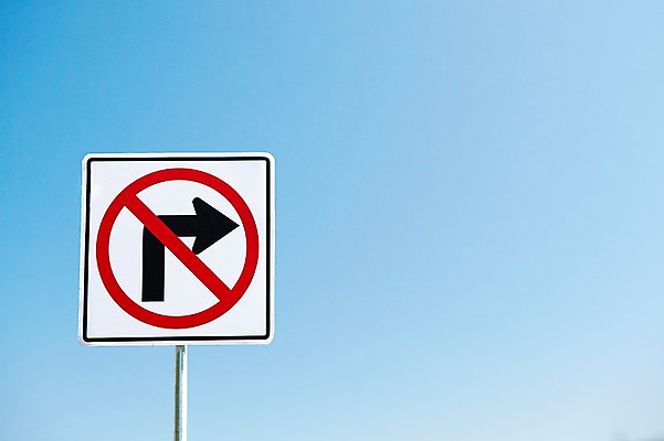 포토 JPG 주간 구름 기호 로우앵글 하늘 안내 알림판 사람없음 야외 금지 표지판 지시 주위 교통표지 명령 우회전 우회전금지 진입금지 국내포토 자연요소 문자 뷰포인트 교통 모션 운전 파일형식