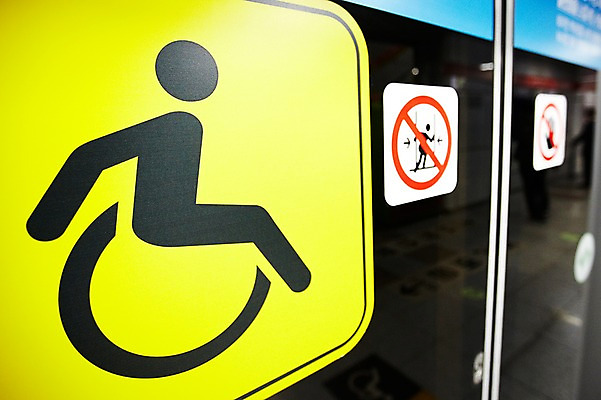 포토 JPG 주간 기호 컬러 안내 알림판 근접촬영 사람없음 야외 아웃포커스 파란색 금지 표지판 보호 지시 장애인 주위 명령 스크린도어 장애인석 국내포토 자연요소 문자 뷰포인트 컨셉 모션 촬영기법 안전장비 장애 파일형식