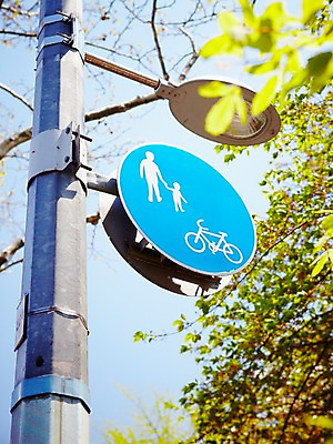 포토 JPG 주간 식물 기호 로우앵글 컬러 하늘색 잎 가로등 조명 안내 알림판 사람없음 야외 자전거 표지판 지시 가로수 주위 교통표지 명령 보호구역 어린이보호 어린이보호구역 자전거도로 자전거전용도로 국내포토 자연요소 문자 공공시설 뷰포인트 교통 모션 파란색 바이크 구역 전용도로 파일형식