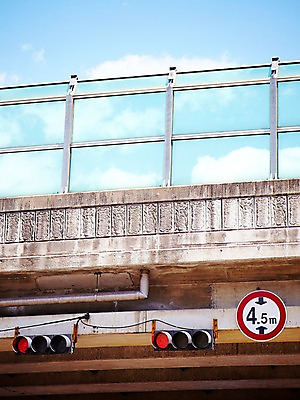 포토 JPG 주간 시설물 기호 현대건축 건축 안내 알림판 사람없음 야외 장비 금지 표지판 지시 신호등 신호 주위 교통표지 육교 적신호 명령 높이제한 신호장치 통행금지 국내포토 자연요소 문자 건축물 교통 모션 다리_건축물 파일형식