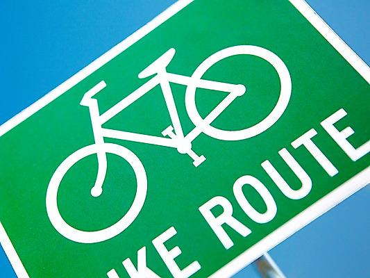 포토 JPG 주간 기호 로우앵글 컬러 안내 알림판 사람없음 야외 초록색 자전거 표지판 지시 주위 교통표지 명령 보호구역 자전거도로 자전거전용도로 국내포토 자연요소 문자 뷰포인트 교통 모션 바이크 구역 전용도로 파일형식