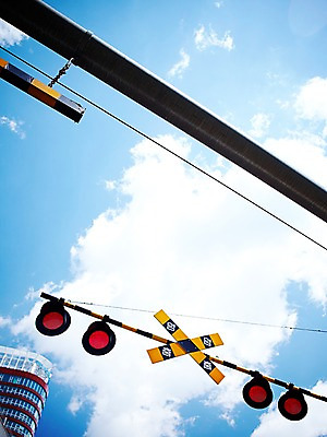 포토 JPG 주간 구름 시설물 기호 현대건축 건축 하늘 안내 알림판 사람없음 야외 장비 금지 표지판 정지 지시 신호등 신호 주위 교통표지 적신호 명령 신호장치 통행금지 국내포토 자연요소 문자 건축물 교통 모션 파일형식