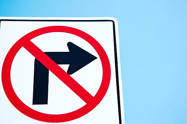 포토 JPG 주간 구름 기호 로우앵글 하늘 안내 알림판 근접촬영 사람없음 야외 금지 표지판 지시 주위 교통표지 명령 우회전 우회전금지 진입금지 국내포토 자연요소 문자 뷰포인트 교통 모션 운전 파일형식