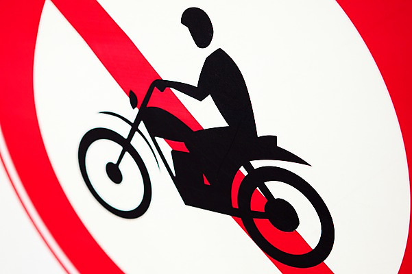 포토 JPG 주간 기호 컬러 안내 알림판 근접촬영 사람없음 야외 빨간색 금지 오토바이 표지판 지시 주위 교통표지 명령 오토바이통행금지 진입금지 통행금지 국내포토 자연요소 문자 뷰포인트 교통 모션 바이크 파일형식