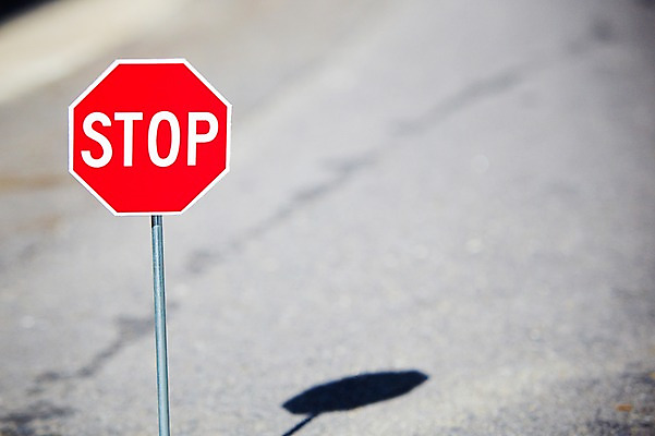 포토 JPG 주간 기호 도로 길 컬러 하늘 안내 알림판 사람없음 야외 아웃포커스 빨간색 금지 표지판 정지 지시 주위 교통표지 명령 국내포토 자연요소 문자 교통 교통시설 모션 촬영기법 파일형식