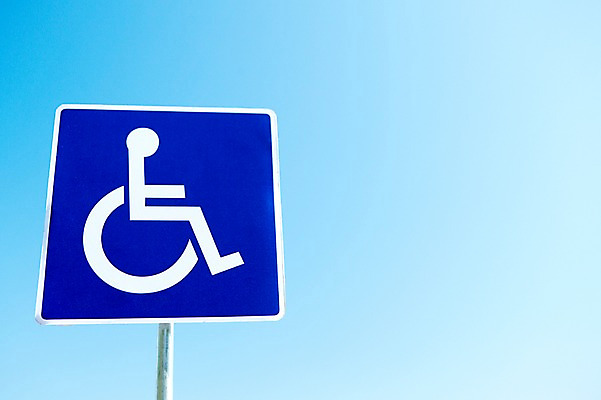 포토 JPG 주간 기호 컬러 하늘 안내 알림판 사람없음 야외 아웃포커스 파란색 표지판 보호 지시 장애인 주위 교통표지 명령 국내포토 자연요소 문자 교통 컨셉 모션 촬영기법 장애 파일형식