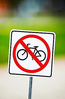 포토 JPG 주간 기호 컬러 안내 알림판 사람없음 야외 아웃포커스 빨간색 자전거 금지 표지판 지시 주위 교통표지 명령 자전거통행금지 진입금지 통행금지 국내포토 자연요소 문자 교통 모션 촬영기법 바이크 파일형식