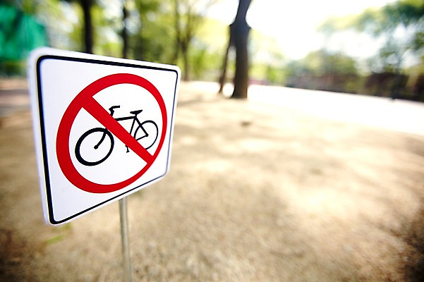 포토 JPG 주간 기호 컬러 안내 알림판 사람없음 야외 아웃포커스 빨간색 자전거 금지 표지판 지시 주위 교통표지 명령 자전거통행금지 진입금지 통행금지 국내포토 자연요소 문자 교통 모션 촬영기법 바이크 파일형식