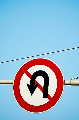 포토 JPG 주간 구름 기호 로우앵글 하늘 안내 알림판 사람없음 야외 금지 표지판 지시 주위 교통표지 명령 유턴 유턴금지 국내포토 자연요소 문자 뷰포인트 교통 모션 파일형식