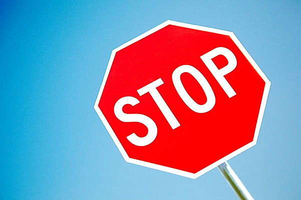 포토 JPG 주간 기호 로우앵글 컬러 하늘 안내 알림판 사람없음 야외 빨간색 금지 표지판 정지 지시 주위 교통표지 명령 국내포토 자연요소 문자 뷰포인트 교통 모션 파일형식