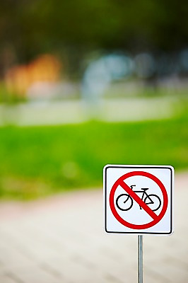 포토 JPG 주간 기호 컬러 안내 알림판 사람없음 야외 아웃포커스 빨간색 자전거 금지 표지판 지시 주위 교통표지 명령 자전거통행금지 진입금지 통행금지 국내포토 자연요소 문자 교통 모션 촬영기법 바이크 파일형식