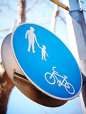 포토 JPG 주간 식물 기호 로우앵글 컬러 하늘색 잎 가로등 조명 안내 알림판 사람없음 야외 자전거 표지판 지시 가로수 주위 교통표지 명령 보호구역 어린이보호 어린이보호구역 자전거도로 자전거전용도로 국내포토 자연요소 문자 공공시설 뷰포인트 교통 모션 파란색 바이크 구역 전용도로 파일형식