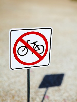 포토 JPG 주간 기호 컬러 안내 알림판 사람없음 야외 아웃포커스 빨간색 자전거 금지 표지판 지시 주위 교통표지 명령 자전거통행금지 진입금지 통행금지 국내포토 자연요소 문자 교통 모션 촬영기법 바이크 파일형식