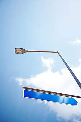 포토 JPG 주간 구름 로우앵글 가로등 하늘 조명 안내 알림판 사람없음 야외 파란색 표지판 지시 가로수 명령 클래식블루 트렌드컬러 국내포토 자연요소 공공시설 뷰포인트 컬러 모션 파일형식 트랜드컬러