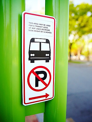 포토 JPG 주간 기호 안내 알림판 근접촬영 사람없음 야외 아웃포커스 금지 표지판 역 버스정류장 지시 주차 주위 교통표지 명령 주차금지 국내포토 자연요소 문자 뷰포인트 교통 교통시설 모션 촬영기법 파일형식