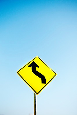 포토 JPG 주간 기호 화살표 컬러 하늘 안내 알림판 사람없음 야외 노란색 표지판 지시 주위 교통표지 명령 우좌로이중굽은도로 국내포토 자연요소 문자 도로 교통 모션 파일형식