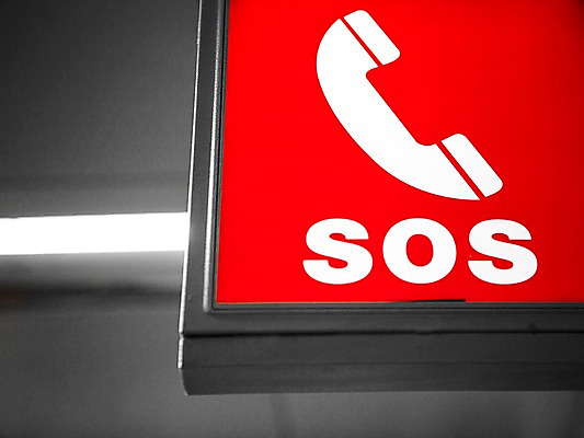 포토 JPG 주간 기호 공공시설 로우앵글 컬러 안내 알림판 사람없음 야외 아웃포커스 빨간색 긴급 도움 표지판 전화기 공중전화 통화 sos 긴급전화 국내포토 자연요소 문자 뷰포인트 컨셉 모션 촬영기법 시설 구조요청 파일형식