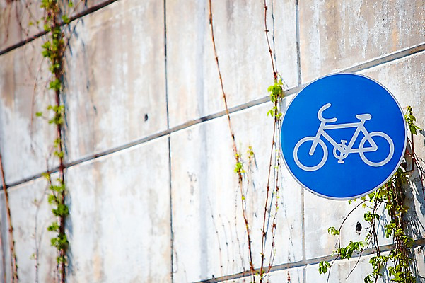 포토 JPG 주간 기호 벽 컬러 하늘색 안내 돌담 알림판 사람없음 야외 담장 자전거 표지판 지시 주위 교통표지 명령 보호구역 자전거도로 자전거전용도로 국내포토 자연요소 문자 교통 모션 파란색 바이크 돌_바위 구역 전용도로 파일형식