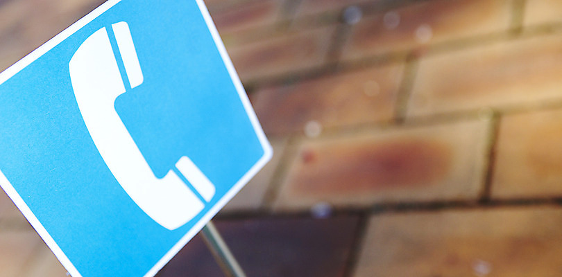 포토 JPG 주간 기호 공공시설 로우앵글 안내 알림판 근접촬영 사람없음 야외 아웃포커스 표지판 전화기 공중전화 통화 국내포토 자연요소 문자 뷰포인트 모션 촬영기법 시설 파일형식