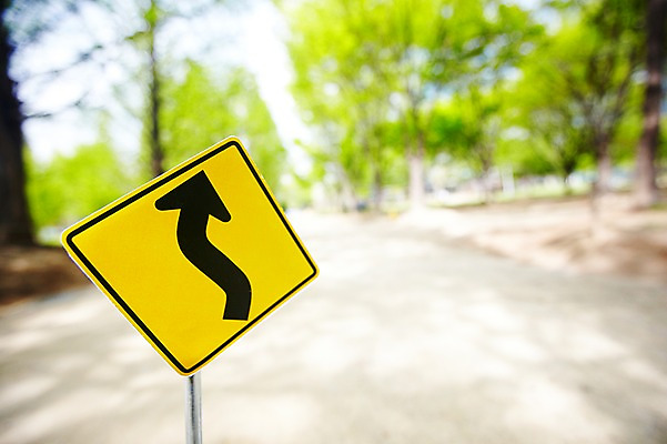 포토 JPG 주간 나무 식물 기호 화살표 길 컬러 안내 알림판 사람없음 야외 아웃포커스 노란색 산책로 표지판 지시 주위 교통표지 명령 우좌로이중굽은도로 국내포토 자연요소 문자 도로 교통 모션 촬영기법 파일형식