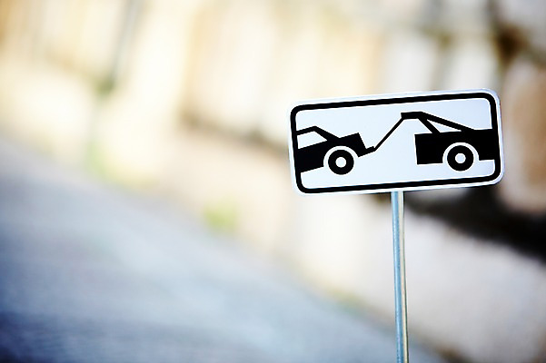 포토 JPG 주간 기호 안내 알림판 사람없음 야외 아웃포커스 금지 표지판 지시 주위 교통표지 견인 명령 주차금지 국내포토 자연요소 문자 교통 모션 촬영기법 파일형식