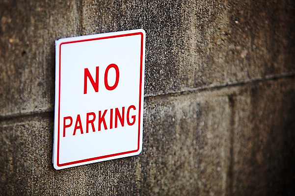 포토 JPG 주간 기호 벽 안내 돌담 알림판 사람없음 야외 담장 금지 표지판 지시 주차 주위 교통표지 명령 주차금지 국내포토 자연요소 문자 교통 모션 돌_바위 파일형식