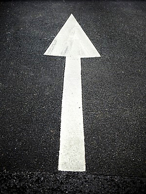 포토 JPG 주간 화살표 도로 길 컬러 표시 바닥 안내 근접촬영 사람없음 야외 차도 흰색 가리킴 지시 땅 명령 국내포토 자연요소 뷰포인트 교통시설 모션 손짓 파일형식