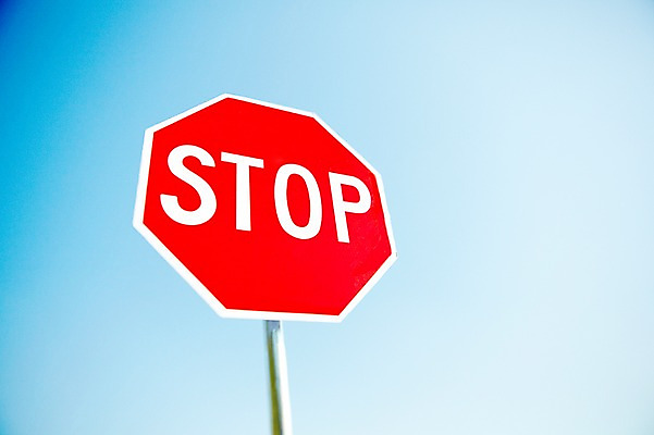 포토 JPG 주간 기호 로우앵글 컬러 하늘 안내 알림판 사람없음 야외 빨간색 금지 표지판 정지 지시 주위 교통표지 명령 국내포토 자연요소 문자 뷰포인트 교통 모션 파일형식