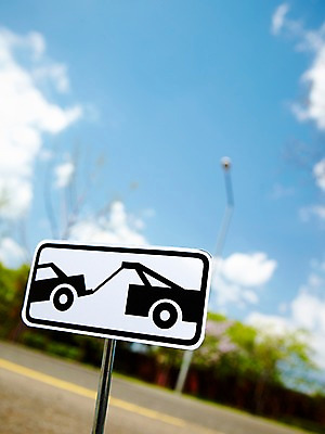 포토 JPG 주간 구름 기호 도로 길 하늘 안내 알림판 사람없음 야외 아웃포커스 차도 금지 표지판 지시 주위 교통표지 견인 명령 주차금지 국내포토 자연요소 문자 교통 교통시설 모션 촬영기법 파일형식