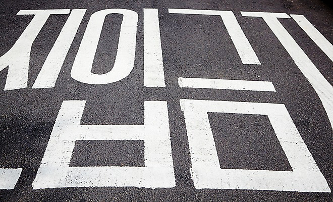 포토 JPG 주간 화살표 도로 길 컬러 표시 바닥 안내 근접촬영 사람없음 야외 차도 금지 흰색 가리킴 지시 땅 명령 진입금지 국내포토 자연요소 뷰포인트 교통시설 모션 손짓 파일형식