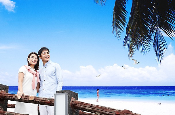 주간 PSD 구름 편집 편집이미지 라이프스타일 부부 커플 응시 여자 남자 행복 여행 난간 하늘 남편 휴가 가족여행 함께함 서기 미소 웃음 사람 동양인 성인 야외 두명 30대 화목 한국인 아내 장년만 성인만 이미지편집 자연요소 시선 감정 컨셉 관계 모션 표정 인종 생활 장년 파일형식