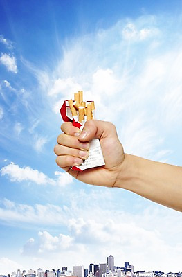 PSD 구름 편집 편집이미지 건축물 손 캠페인 포즈 모션 하늘 흡연 담배 건강 한명 들기 사람 손짓 빌딩 건물 신체부위 건강관리 주먹 선택 결심 알림 금연 기호식품 구김 담배갑 이미지편집 자연요소 1 건축 음식 컨셉 관리 사회이슈 파일형식