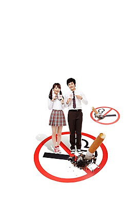 전신 PSD 편집 편집이미지 학생 여학생 여자 남자 교복 남학생 캠페인 포즈 청소년 고등학생 안내 흡연 알림판 건강 경고 서기 미소 웃음 들기 사람 동양인 손짓 두명 앞모습 10대 픽토그램 건강관리 한국인 금지 가리킴 표지판 결심 담뱃재 알림 심볼 금연 기호식품 담배꽁초 금연표지판 십대만 이미지편집 옷 음식 뷰포인트 컨셉 모션 담배 표정 관리 인종 사회이슈 파일형식