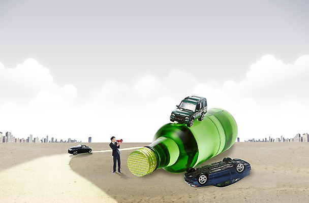 PSD 구름 편집 편집이미지 남자 도로 길 캠페인 교통 자동차 하늘 술병 건강 경고 한명 사람 빌딩 성인 건물 건강관리 확성기 외침 미니어처 알코올 떨어짐 병 결심 교통사고 알림 소주 소주병 금주 음주운전 미니카 남자만 남자한명만 성인남자만 성인만 이미지편집 자연요소 1 식기 건축물 육상교통 컨셉 교통시설 병_용기 주류 관리 모형 소리 운전 범죄 사건 파일형식