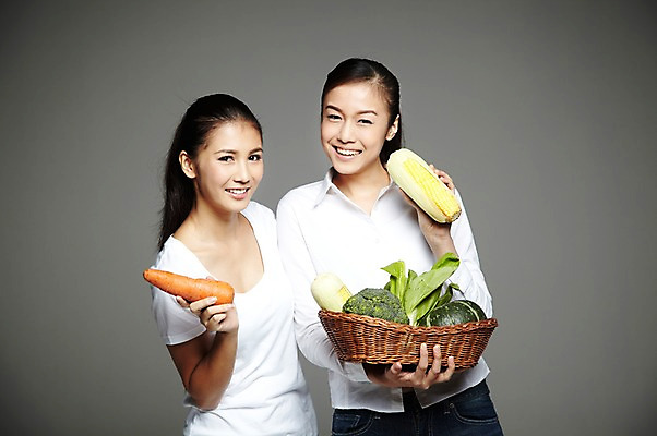 포토 JPG 스튜디오촬영 외국인 해외기획촬영 우먼라이프 라이프스타일 웰빙 2012년태국 여자 음식 채소 회색배경 호박 실내 건강 옥수수 미소 웃음 들기 사람 동양인 상반신 20대 성인 두명 앞모습 농작물 바구니 소쿠리 환경 당근 브로콜리 친환경 유기농 채식 여자만 성인여자만 청년만 청년여자만 성인만 국내포토 뷰포인트 백그라운드 농업 모션 곡류 뿌리채소 표정 인종 청년 내부 생활 회색 파일형식