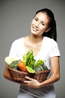 포토 JPG 스튜디오촬영 외국인 해외기획촬영 우먼라이프 라이프스타일 웰빙 2012년태국 여자 음식 채소 회색배경 호박 실내 건강 옥수수 한명 미소 웃음 들기 사람 동양인 상반신 20대 성인 앞모습 농작물 바구니 소쿠리 환경 당근 브로콜리 친환경 유기농 채식 여자만 여자한명만 성인여자만 청년만 청년여자만 성인한명만 청년여자한명만 성인여자한명만 성인만 국내포토 1 뷰포인트 백그라운드 농업 모션 곡류 뿌리채소 표정 인종 청년 내부 생활 회색 파일형식